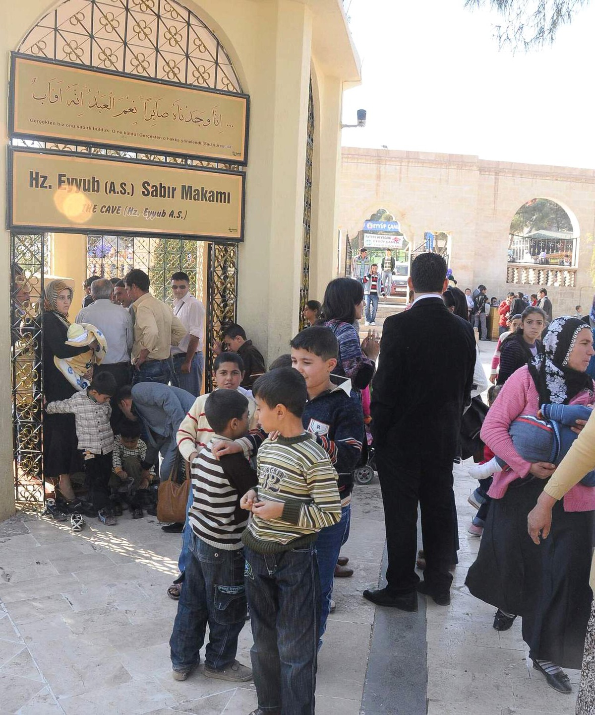 Hazreti Eyüp Peygamberin Makamı, Sabır Dileyen Vatandaşlarla Doluyor