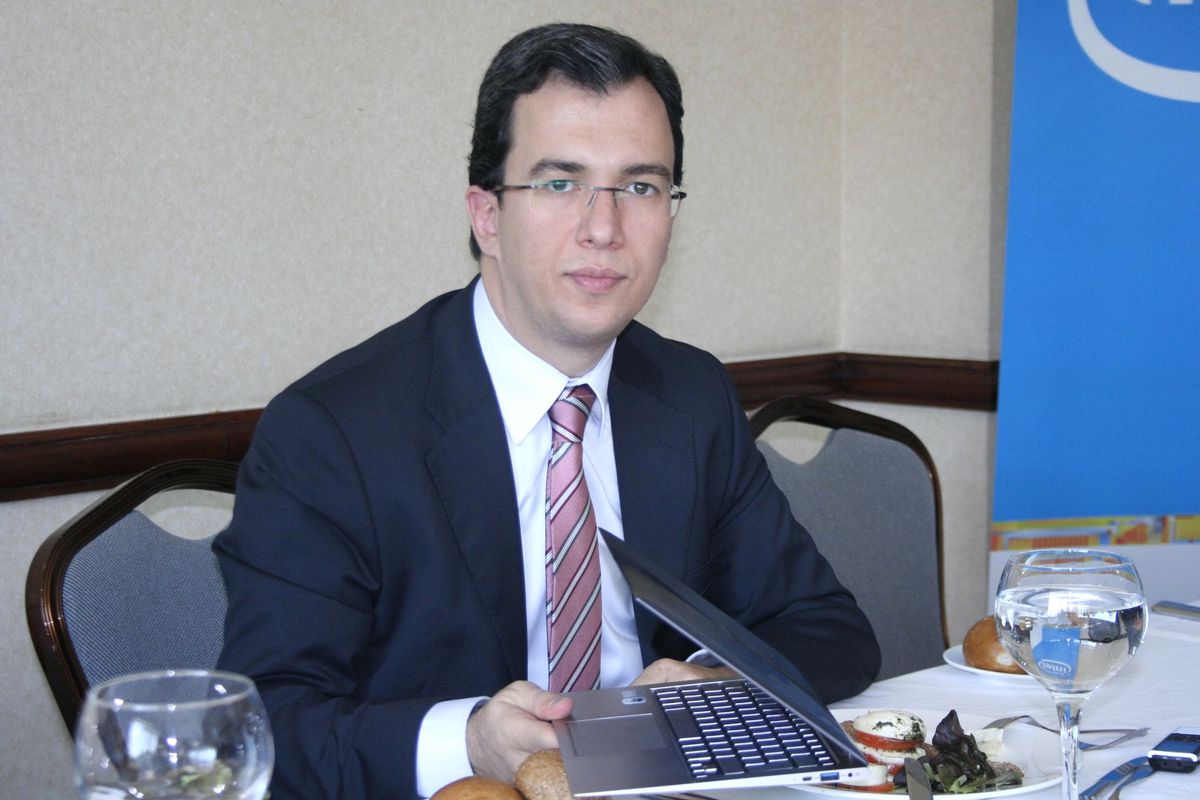 Intel Türkiye Genel Müdürü Burak Aydın."Dünyada 2 Milyar İnternet Kullanıcısı Bulunuyor,...