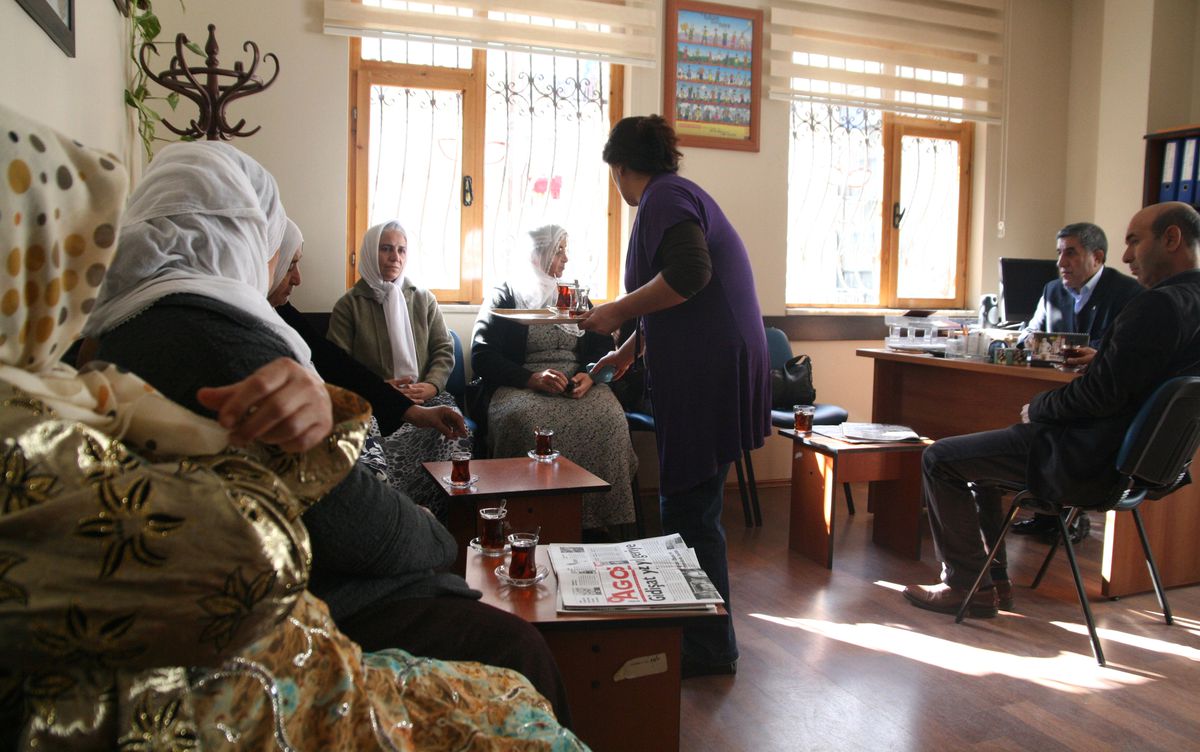 İran Kürt Barış Anneleri İHD\'yi Ziyaret Etti