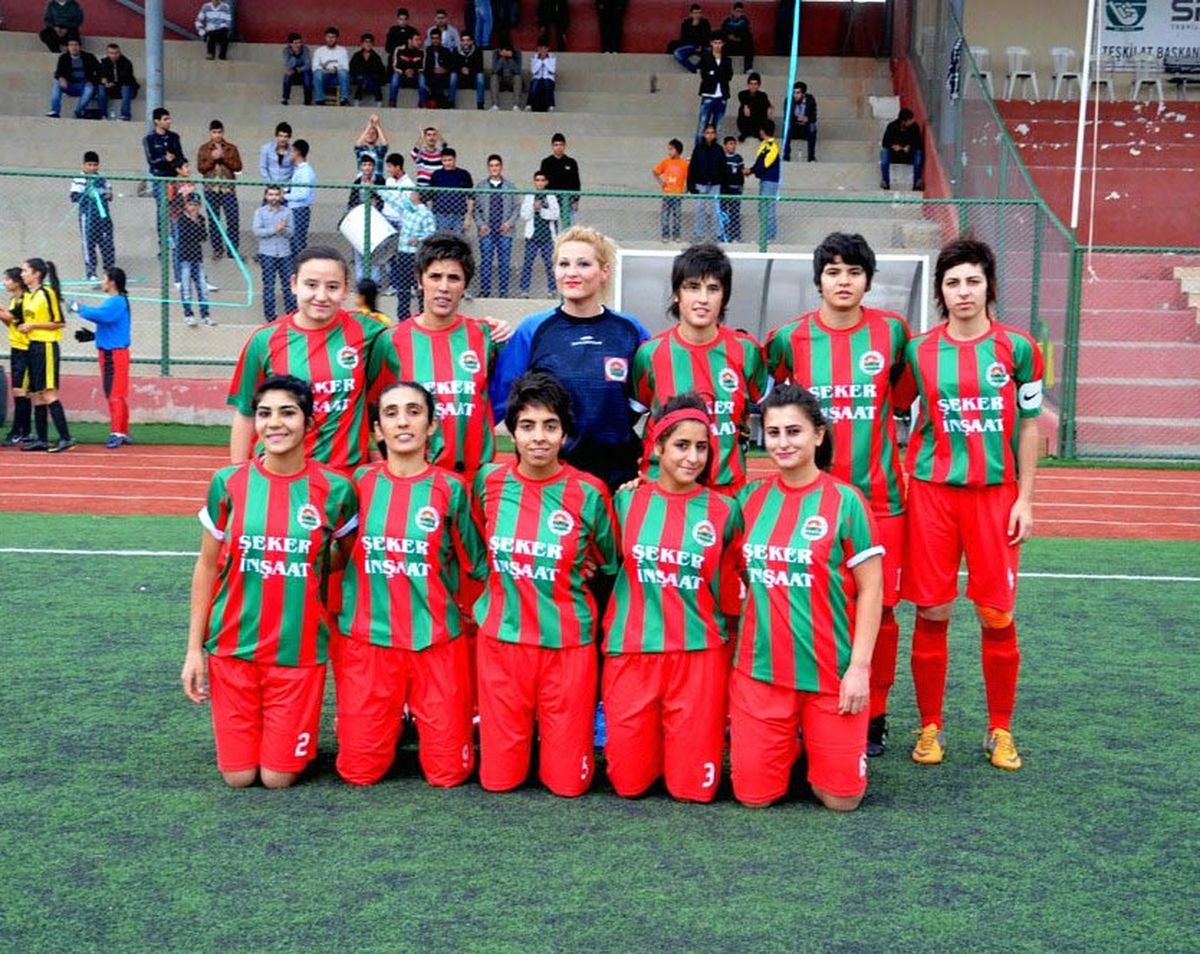 Kadın Futbolcular Puanla Döndü