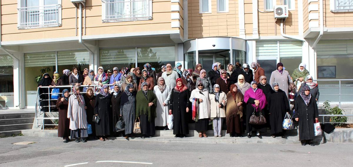 Kadınlar Sıcak Çermik\'i Gezmeye Devam Ediyor
