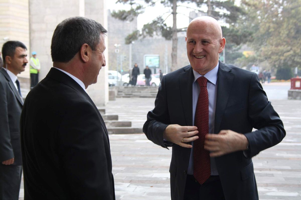 Karadağ Büyükelçisi Blarıc Vali Yılmaz\'ı Ziyaret Etti