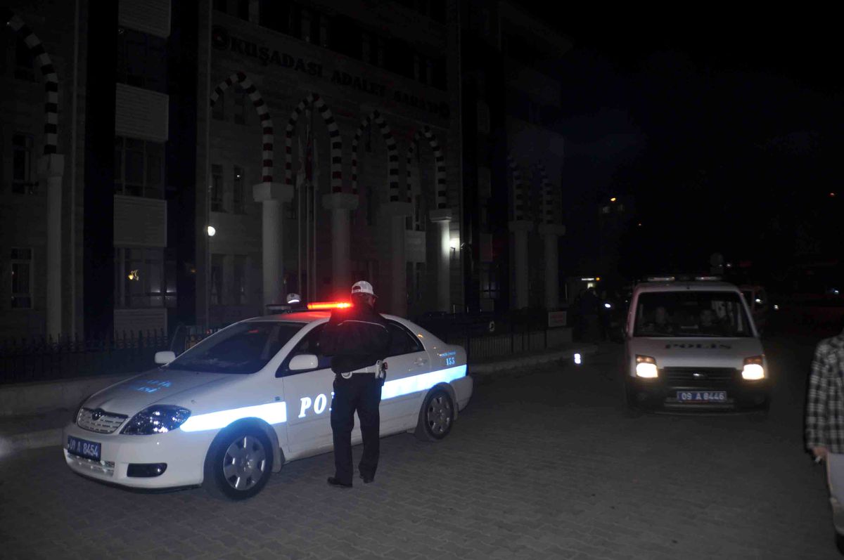 Kuşadası\'nda Polis Memuru Görev Başında Kendini Yaraladı