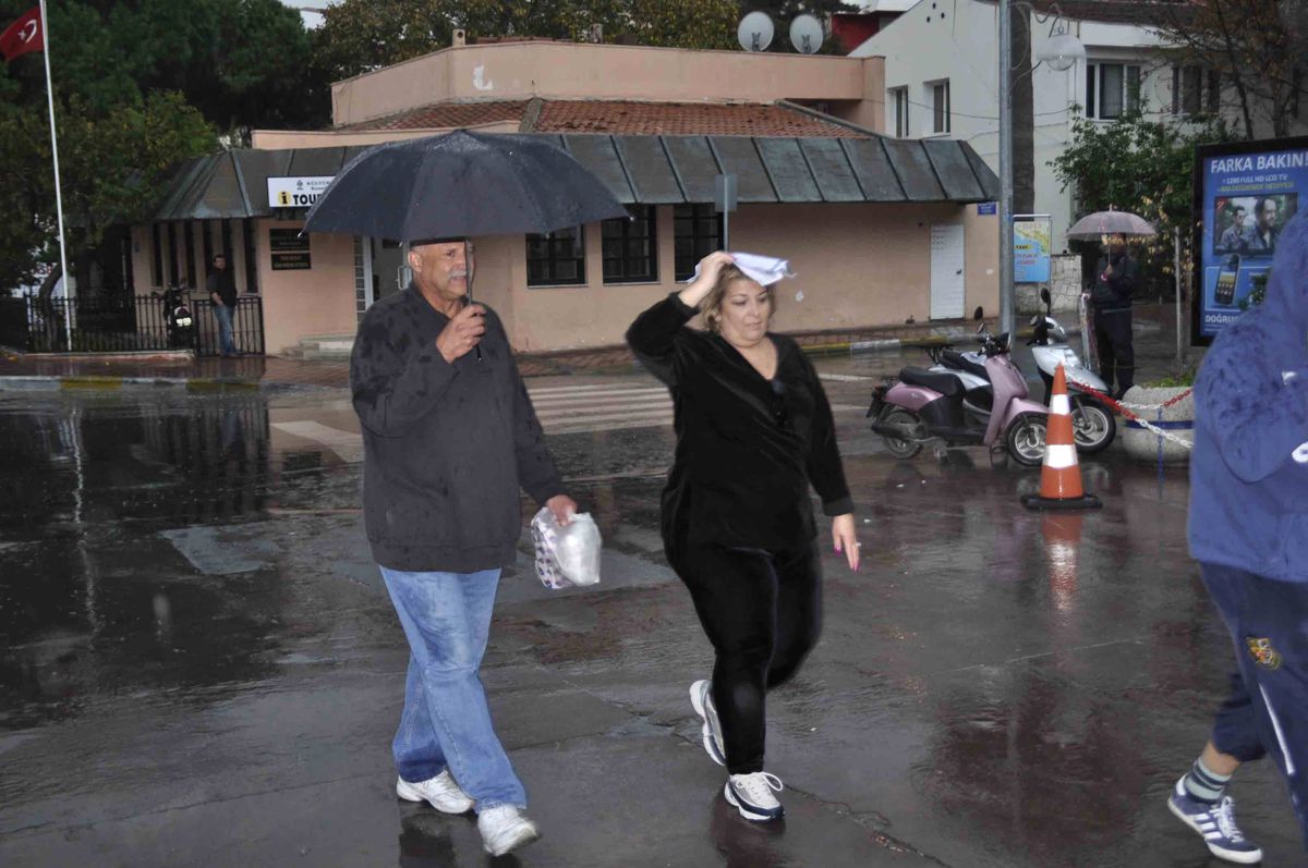 Kuşadası\'nda Sağanak Yağış Etkili Oldu