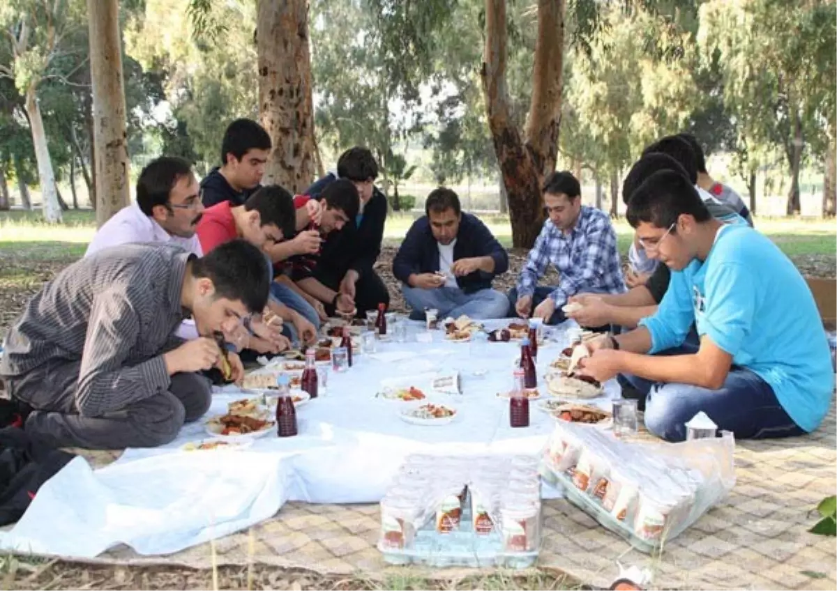 Öğrenciler Piknikte Stres Attı