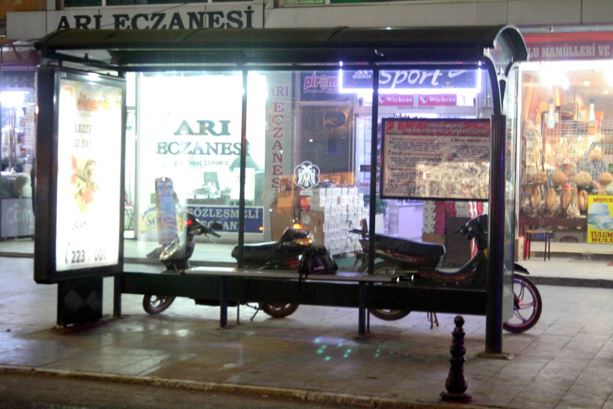 Otobüs Durağında Unutulan Çanta Polisi Alarma Geçirdi