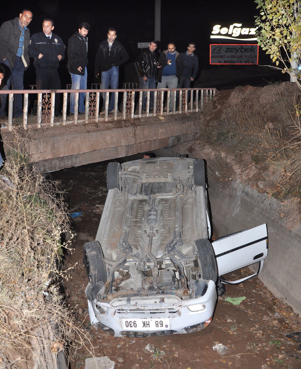 Otomobil Kanala Uçtu: 1 Yaralı