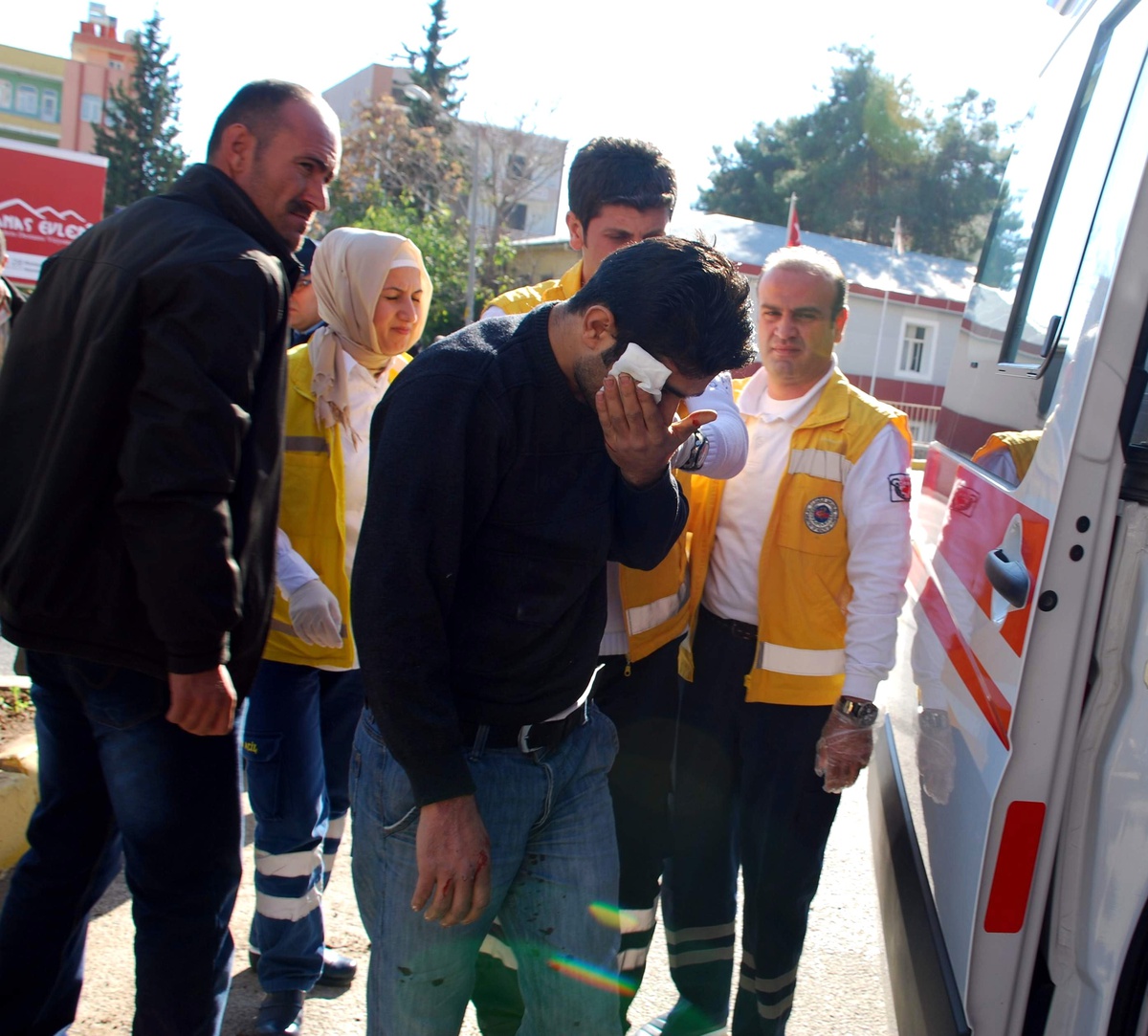 Otomobile Çarpmamak İçin Levhaya Çarptı: 1 Yaralı
