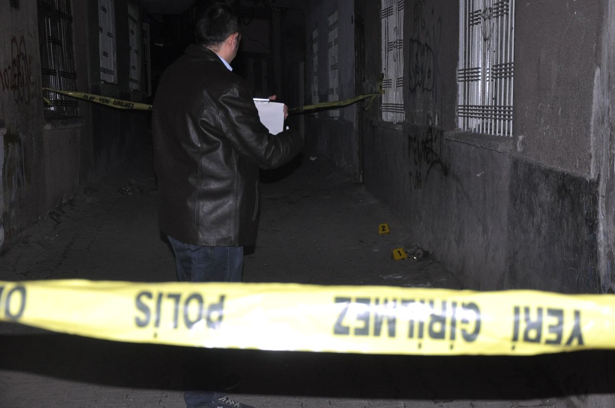Polise Sıkılan Kurşun, Yoldan Geçen Kadını Yaraladı