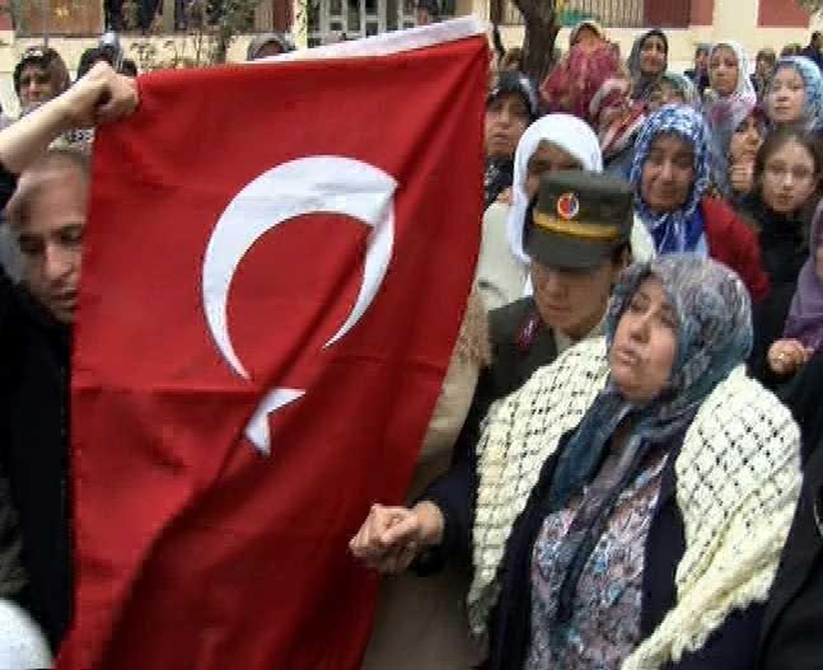 Şehit Annesi Yere Düşen Türk Bayrağını Ezdirmedi