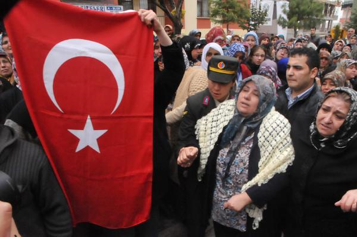 Şehit Astsubay\'ı Konya\'da 5 Bin Kişi Son Yolculuğuna Uğurladı (2)