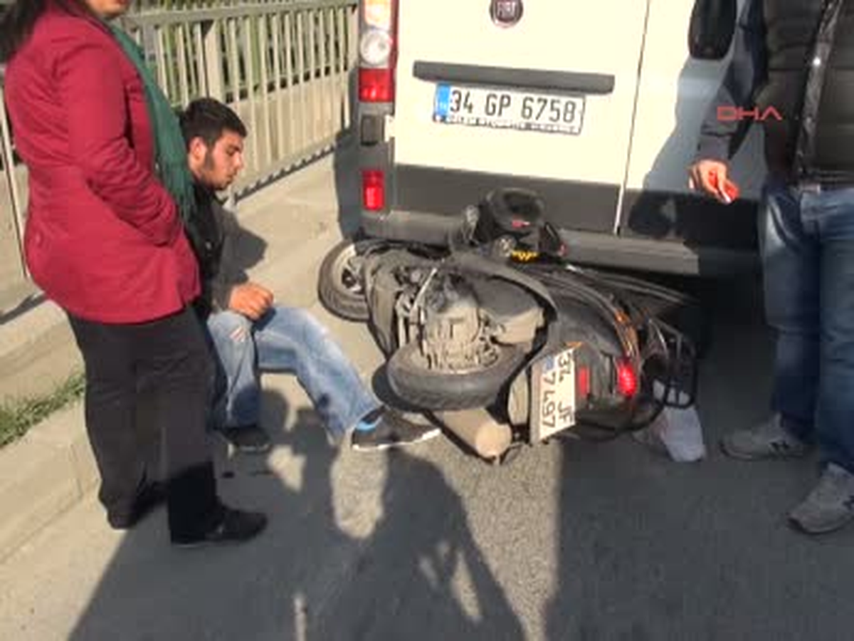 Sipariş Götüren Motokurye Minibüsün Altına Girdi