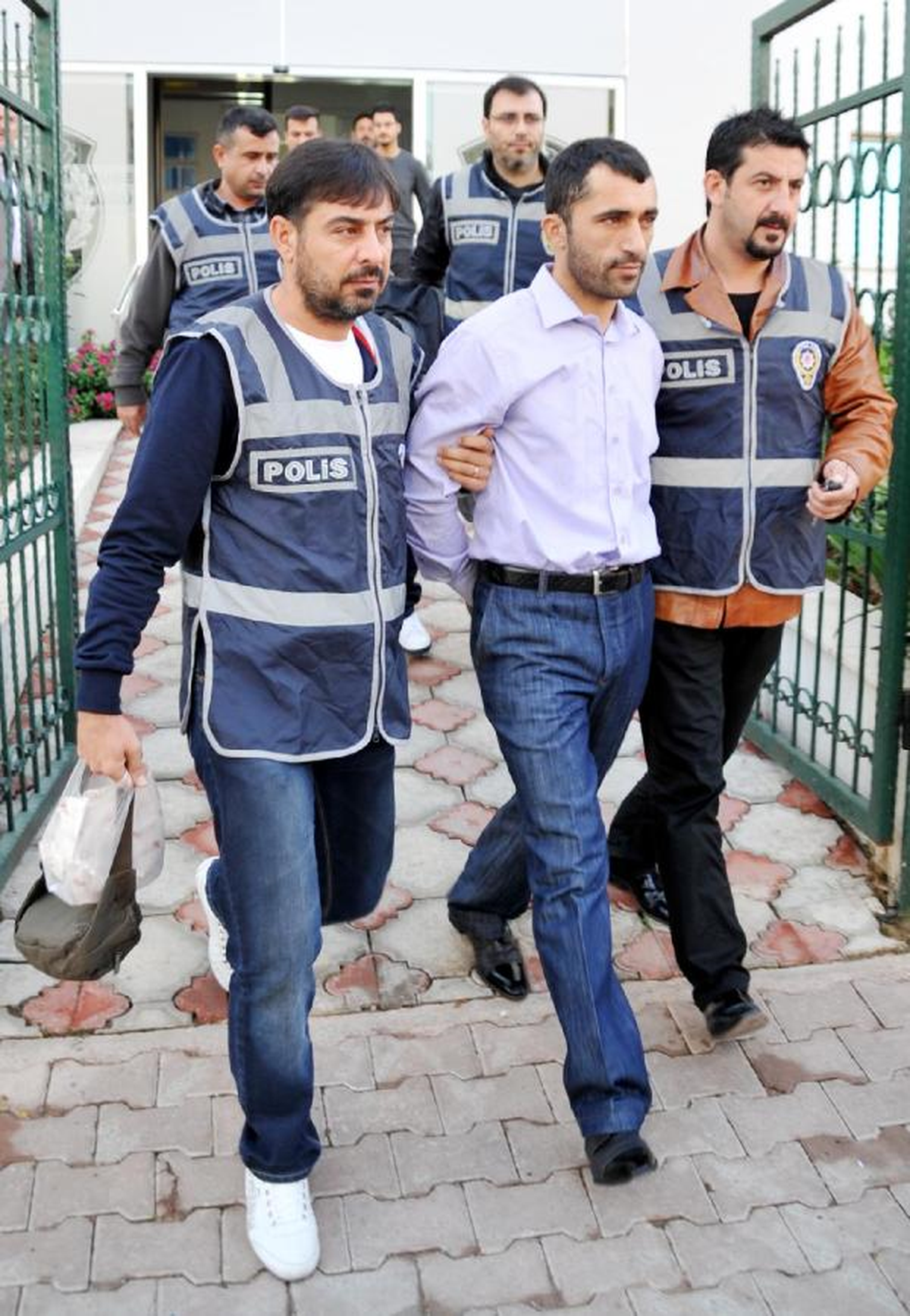 Tahliye Oldular, Çelik Kasa Çalarken Yakalandılar