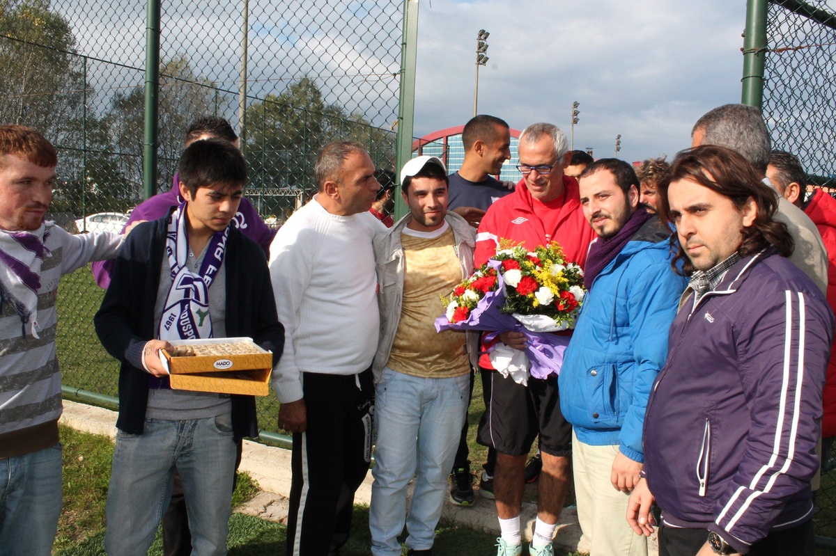 Taraftardan Futbolcular ve Teknik Heyete Baklava