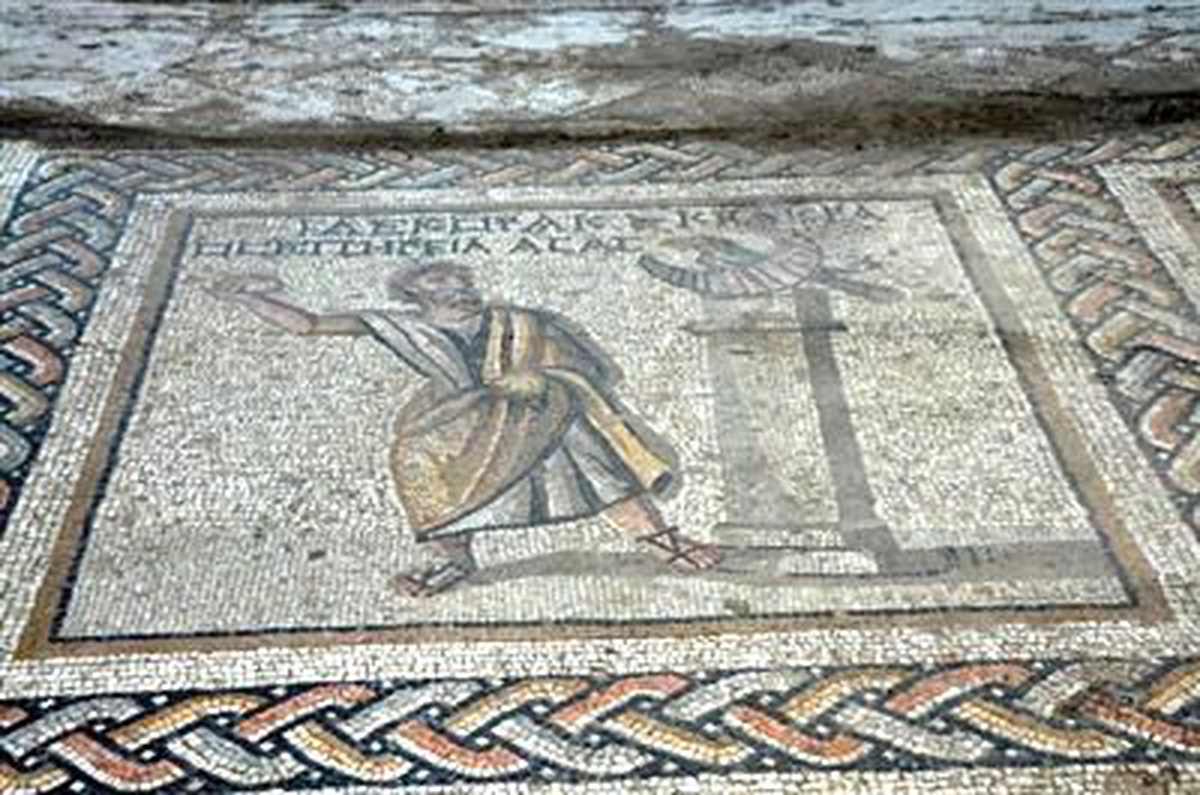 1800 Yıllık İnsan Figürlü Mozaik Bulundu
