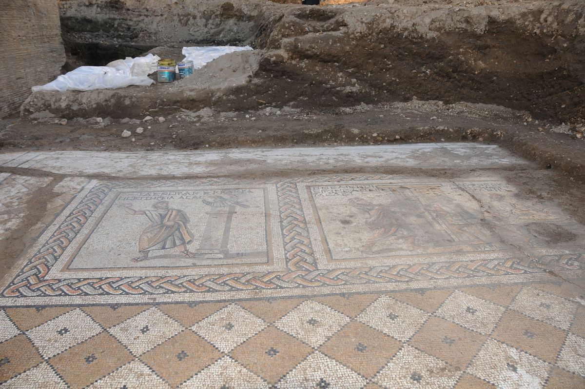 Tarsus\'ta İnsan Figürlü Taban Mozaiği Bulundu