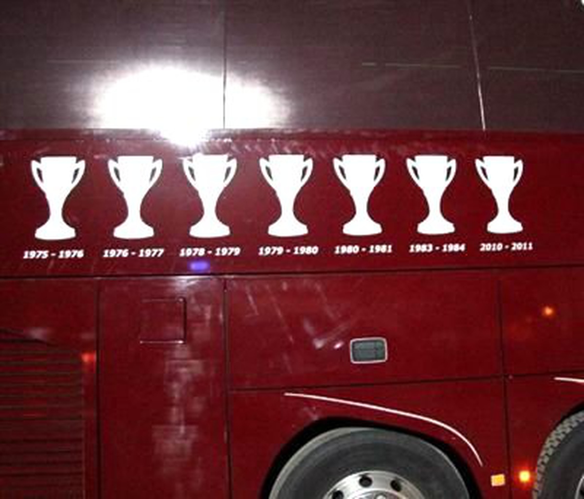 Trabzonspor 7\'inci Kupayı Takım Otobüsüne İşletti