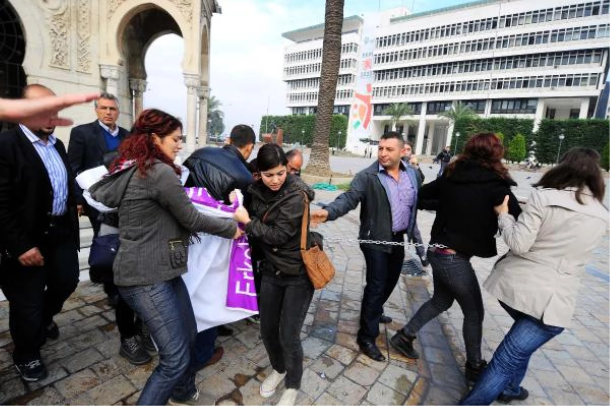 Üniversite Öğrencisi Genç Kızlardan İzmir Saat Kulesi\'nde Zincirli Eylem