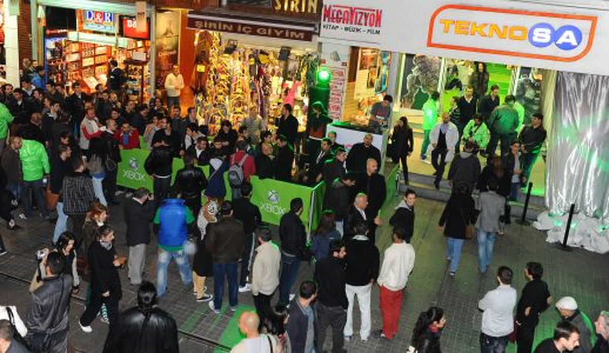 Xbox Almak İçin Kuyruğa Girdiler