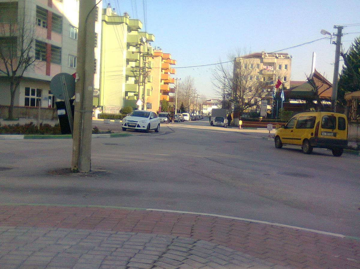 Yol Ortasındaki Direk Tehlike Saçıyor