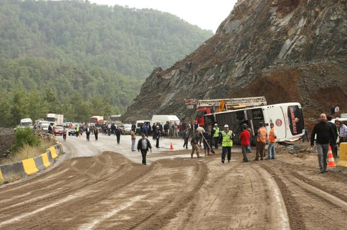 Yolcu Otobüsü Devrildi: 1 Ölü, 6 Yaralı