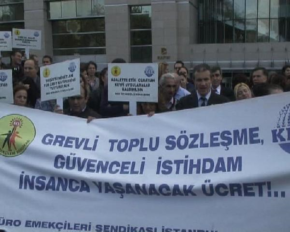 Adliye Önünde Davullu Zurnalı Eylem