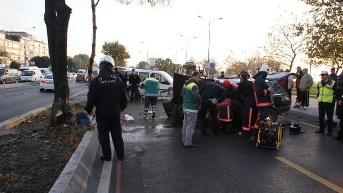 Ağaca Çarpan Otomobil İçinde Sıkıştılar