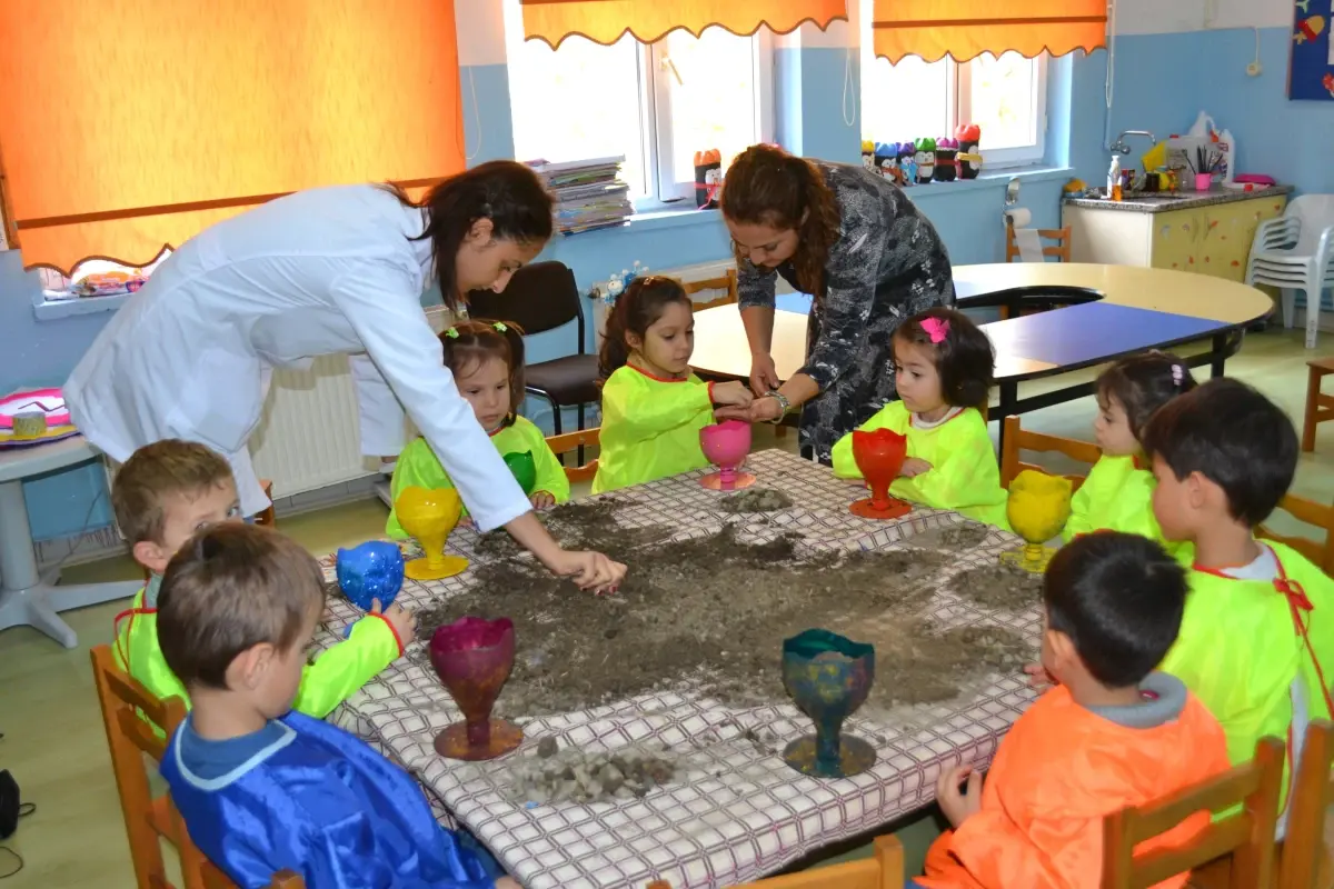 Alaplı\'da Minik Öğrencilere Doğa ve Çiçek Sevgisi Aşılanıyor