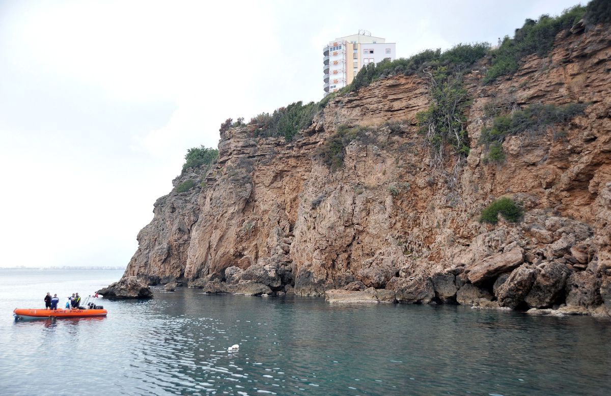 Antalya\'da Falezlerden Bir Otomobil Denize Uçtu