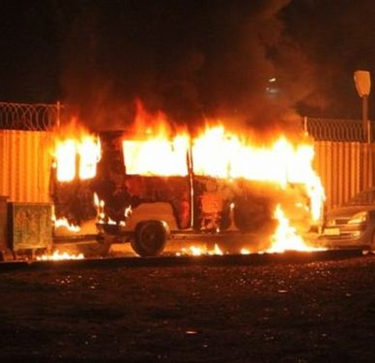 Ataşehir\'de Tinercilerin Kaldığı İddia Edilen Minibüs Alev Alev Yandı