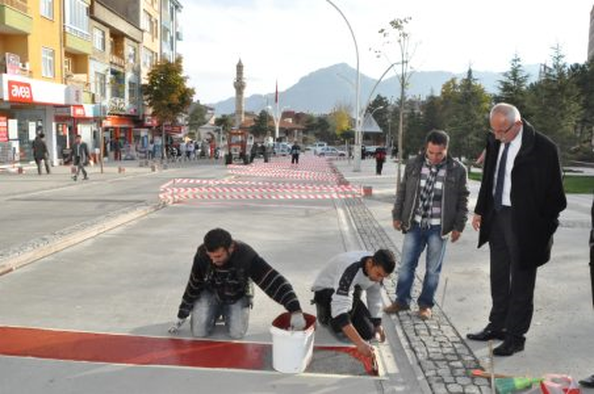 Atatürk Caddesi Renklendi