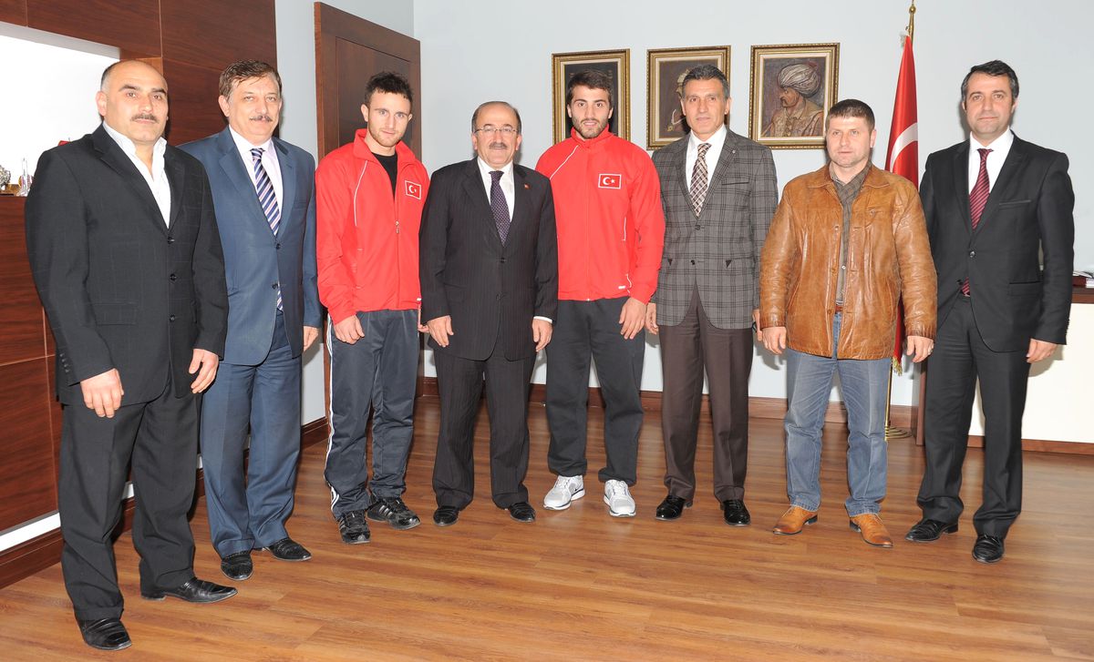 Başkan Gümrükçüoğlu\'ndan Başarılı Kick Boksculara Ödül