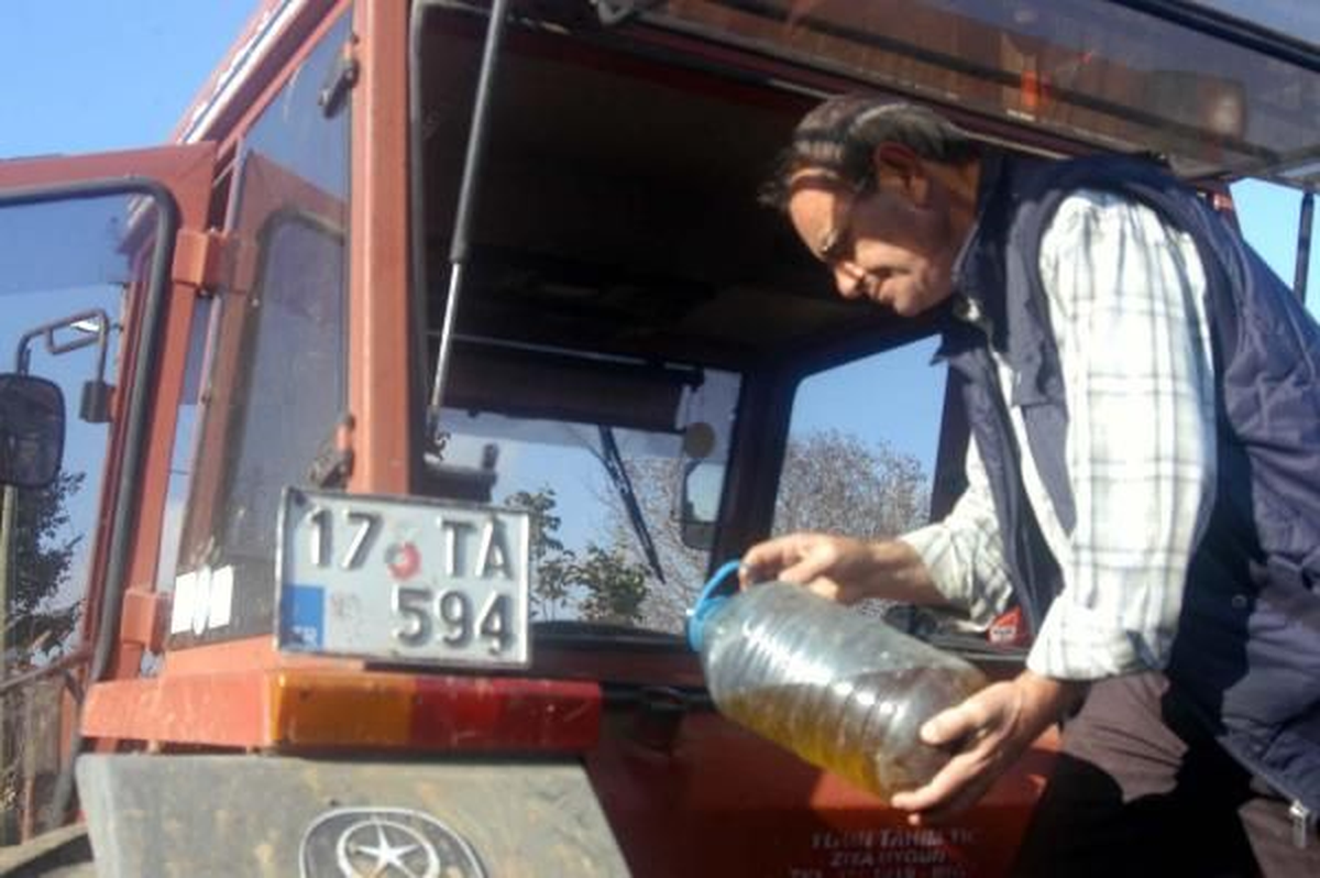 Bayramiç Traktöründe Mazot Yerine Zeytinyağı Kullanıyor Traktöründe Mazot Yerine Zeytinyağı...