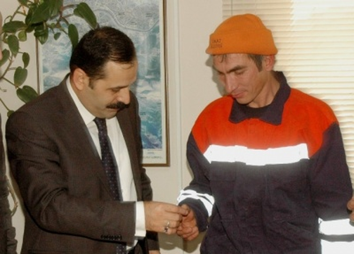 Bulduğu Cüzdanı Sahibine Teslim Eden İşçi, Altınla Ödüllendirildi