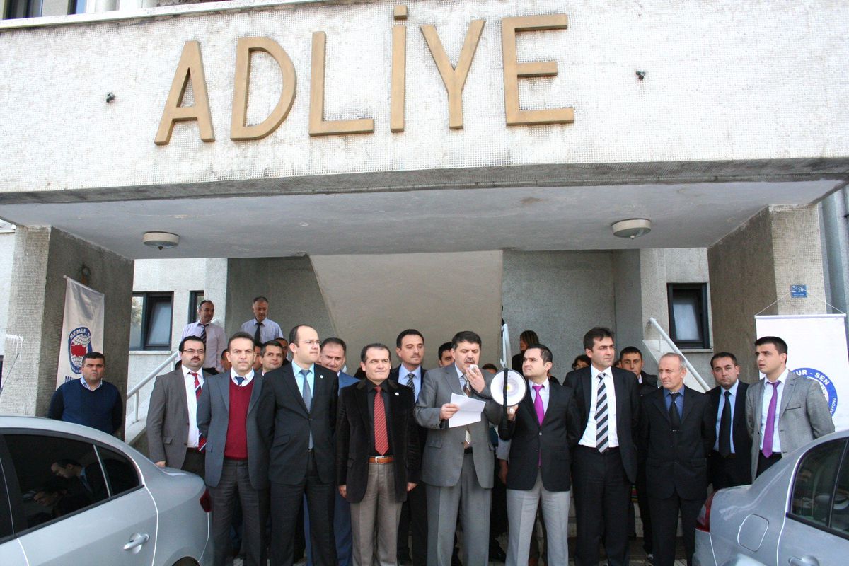 Büro Memur-Sen Adliye Önünde Açıklama Yaptı