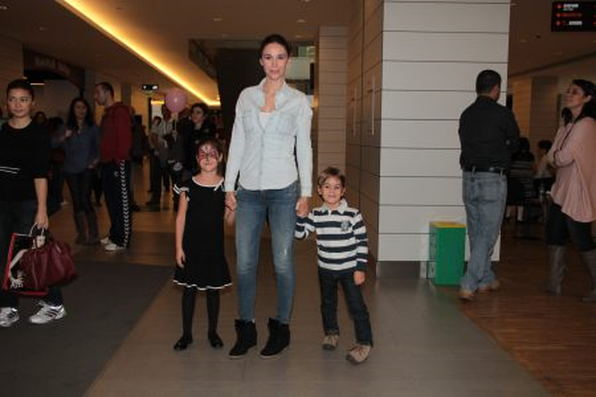 Demet Kutluay, Çocukları ile Birlikte Trump Towers Mall\'daydı