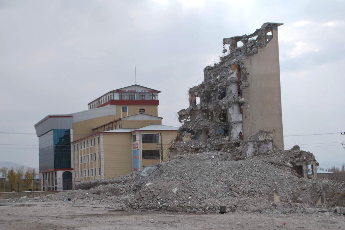 Deprem Anıtı Gibi Binalar