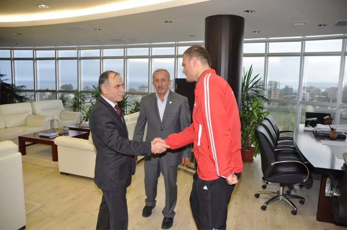 Dünya Şampiyonu Öğrenci, Rektör Akan'ı Ziyaret Etti