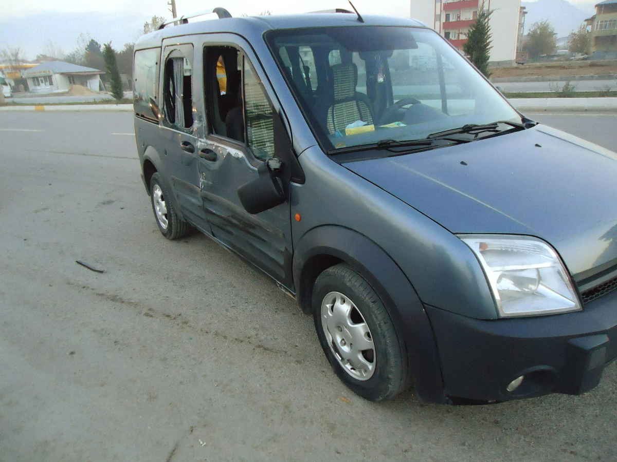 Elbistan\'da Minibüs ile Kamyonet Çarpıştı: 6 Yaralı