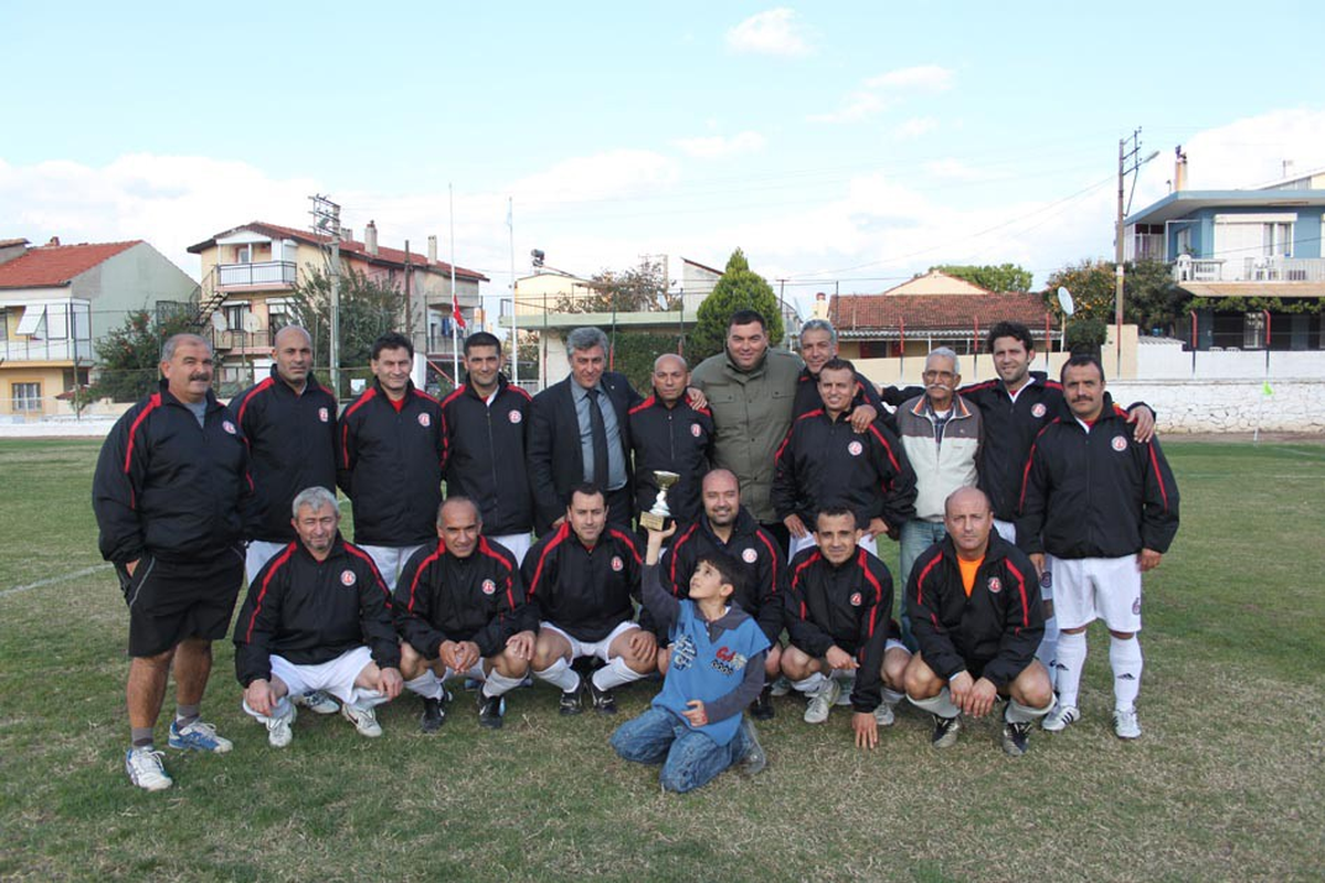 Güzelbahçe Masterler Futfol Takımı\'nın Kupa Sevinci