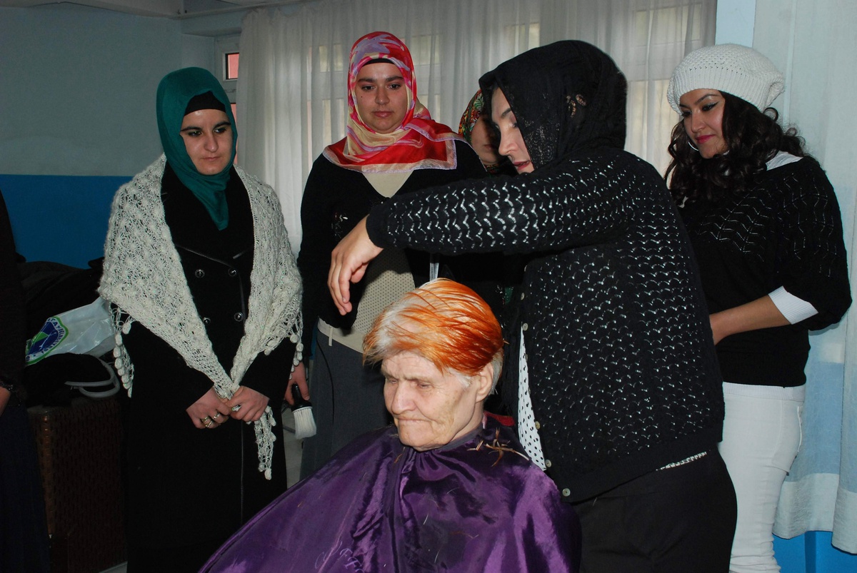 Karmek Kursiyerleri Huzurevi Sakinlerine Kişisel Bakım Yaptı