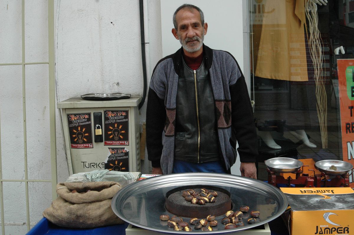 Kışın Habercisi Kestane Tezgahları Süslüyor