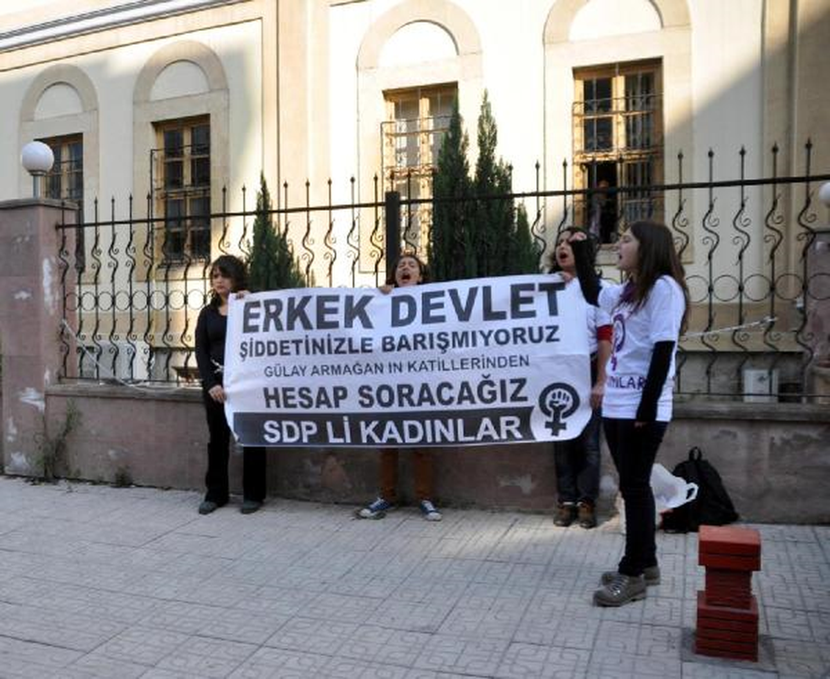 Mahkeme Önünde Zincirli, \'Kadına Şiddete Hayır\' Eylemine Yakapaça Gözaltı