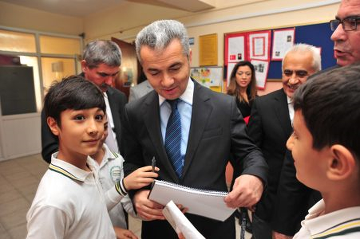 Öğrencilerden Başkan Uzun\'a Sevgi Seli