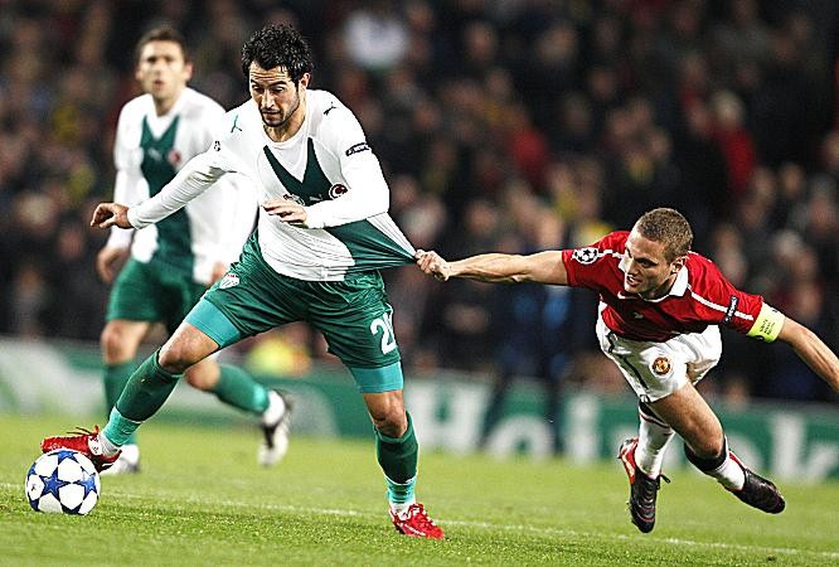 Old Trafford\'tan Halı Sahalara