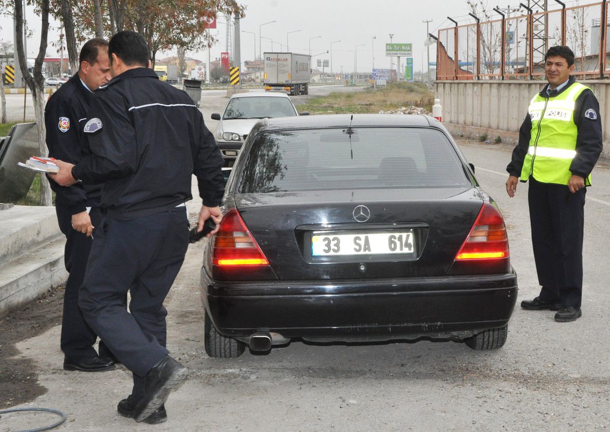 Polisin Durdurduğu Sürücü Ruhsatsız Silahla Yakalandı