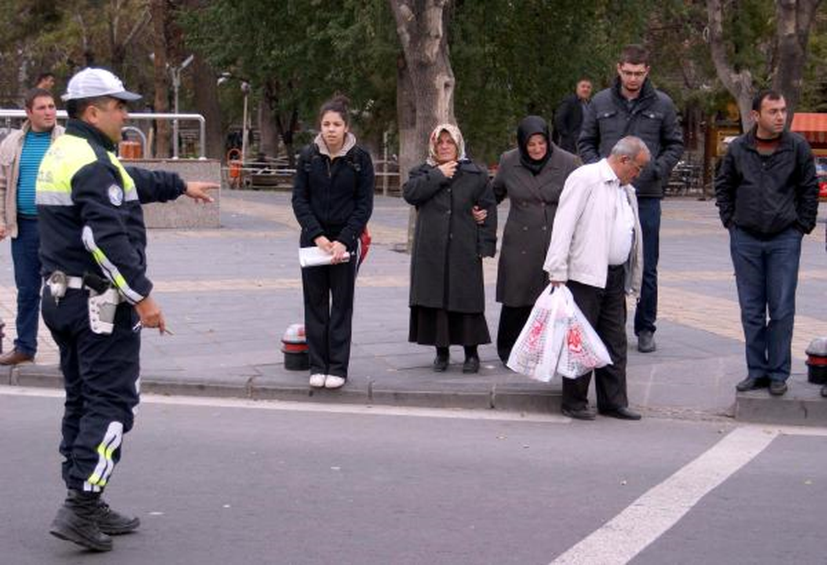 Polisten Yayalara Uygulamaları Trafik Dersi