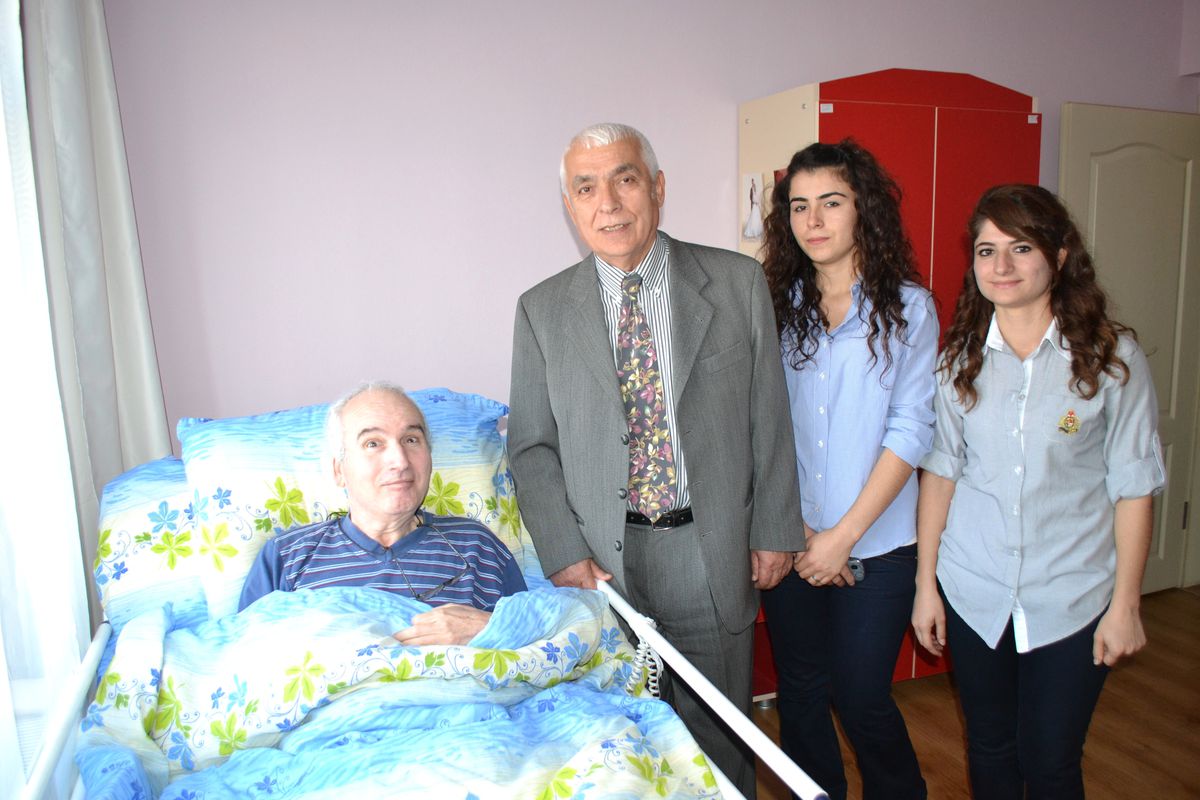 Üniversite Öğrencilerinden Bakım Evine Ziyaret