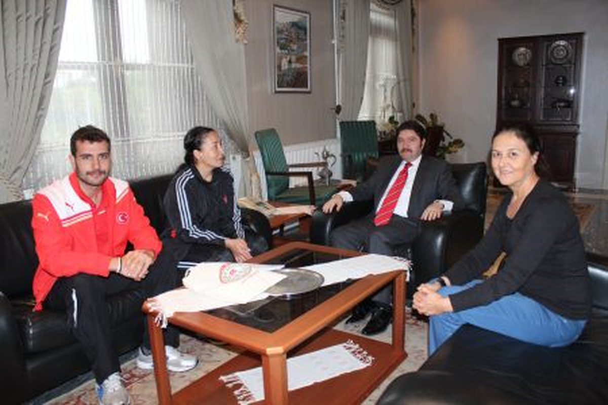 Vali Şahin Şampiyon Taekwondocu\'yu Kabul Etti