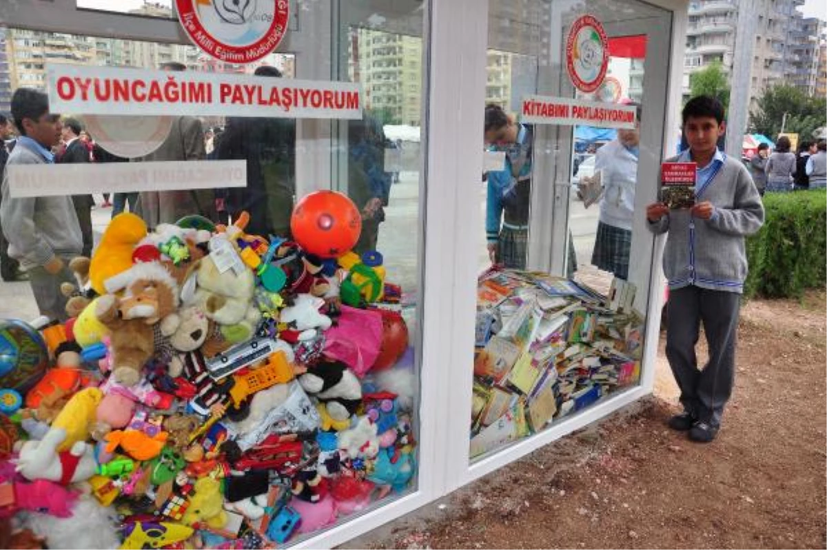 Adana\'da Öğrenciler Kitap ve Oyuncaklarını Paylaştı